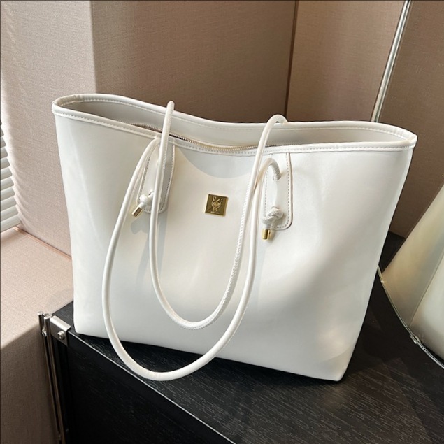 High-end, large-capacity commuter tote bag for women, 2025 new style, lacquered, versatile and fashionable single-shoulder underarm bag full figure