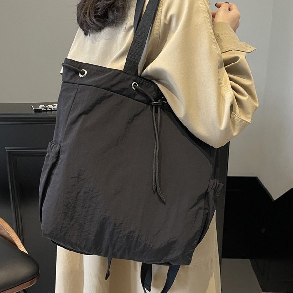 Backpacks for women's commuting, solid-color casual single-shoulder tote bags, large-capacity water-resistant nylon backpacks, a trend Specification drawing