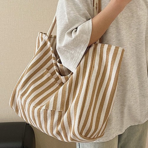 The new stylish, fresh and color-blocking striped beach bag is a must-see summer casual large-capacity tote single-shoulder bag full figure