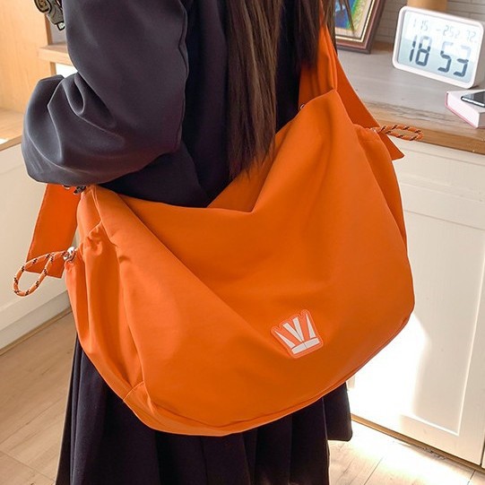 The new large-capacity commuting single-shoulder bag is versatile and easy to use for classes. It is also a casual crossbody bag with a school style details Picture