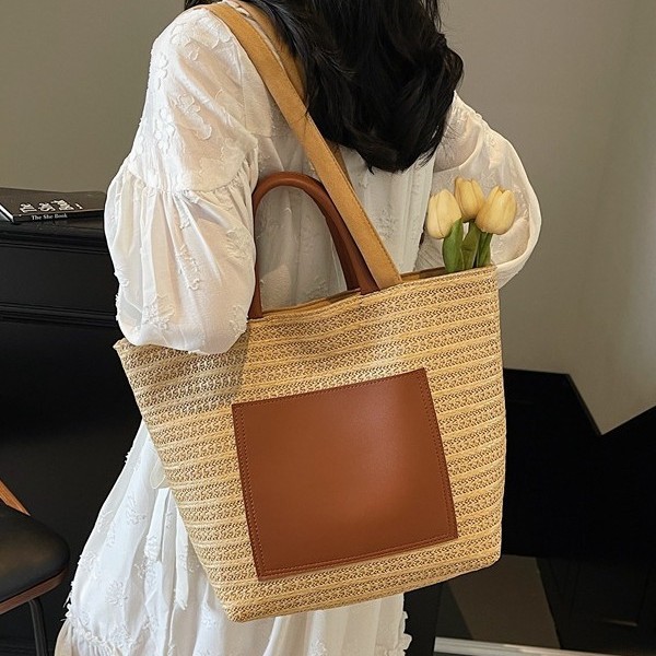Large-capacity hand-held large bag for women, 2025 new trendy and fashionable woven bag, personalized beach tote straw woven large bag Application Scenario