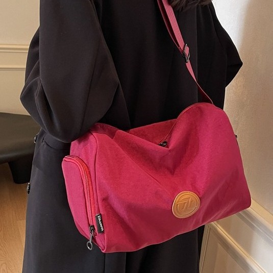 New niche tote bags for autumn and winter, large-capacity, lightweight and casual bucket bags, outdoor sports bags, and simple crossbody bags Application Scenario
