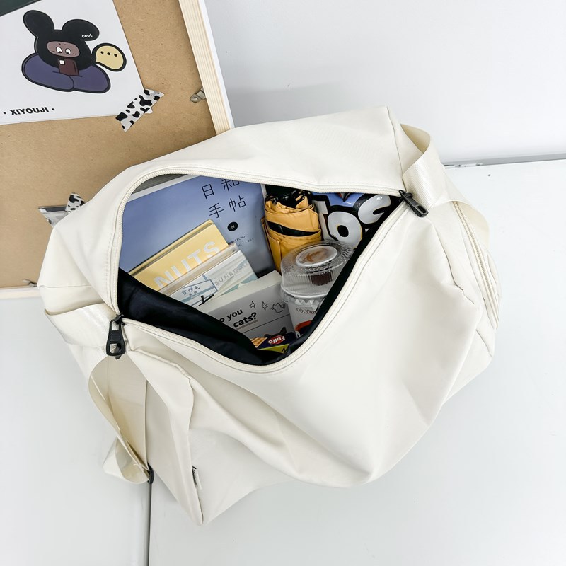 Trendy Japanese crossbody bag for men, large capacity, simple travel luggage bag, sports and fitness bag for women Application Scenario