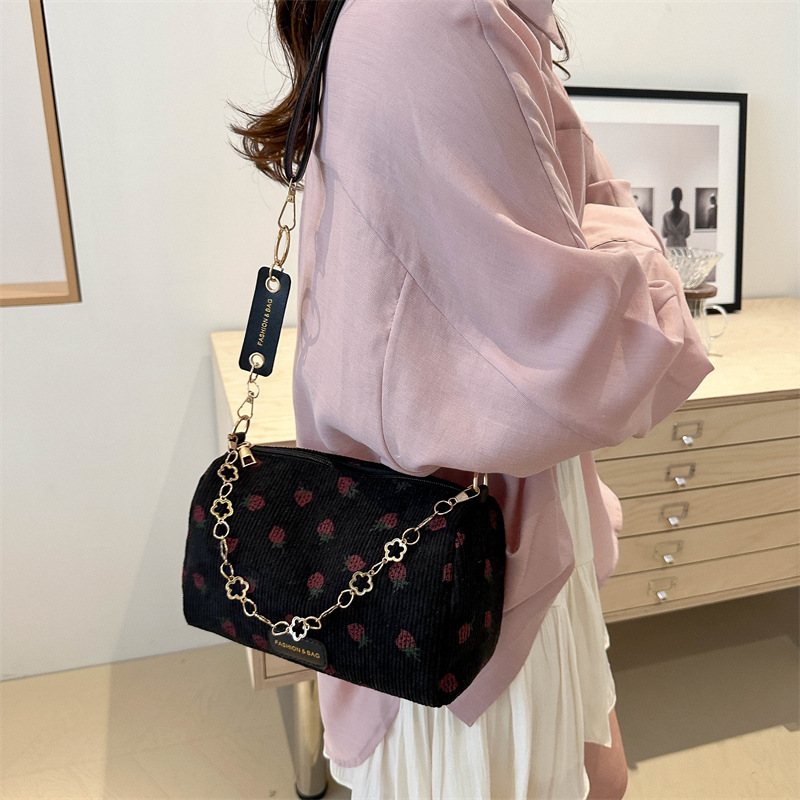 2024 New corduroy single-shoulder crossbody chain bag, fashionable and niche pillow bag, commuter underarm women's bag Specification drawing
