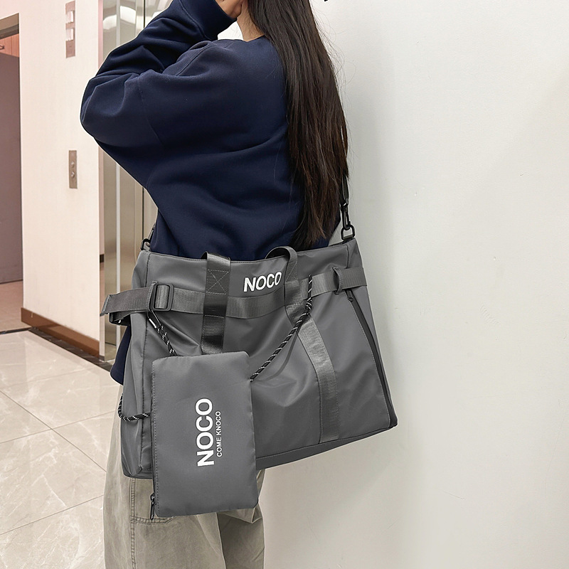 Korean-style simple and trendy outdoor sports bag for men and women, lightweight hand-held travel bag, outdoor yoga and fitness storage bag Application Scenario