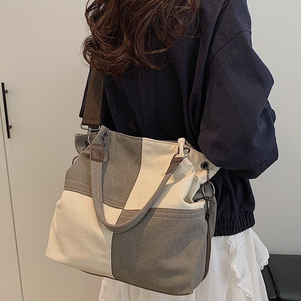 A new 2025 canvas bag for women, with a large capacity, artistic and retro style, and a unique texture for commuting. It is a hand-held shoulder crossbody bag Application Scenario