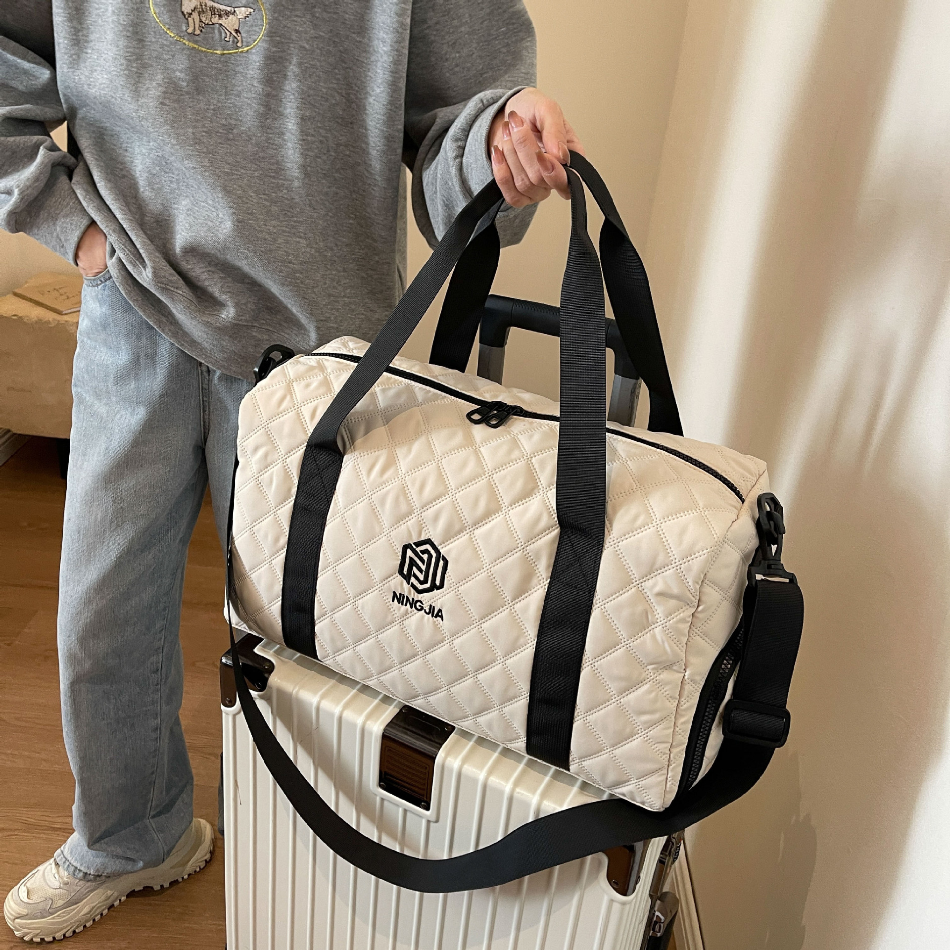Dry-wet separated short-distance travel bags, fitness bags, lightweight business trip luggage storage bags, simple and casual yoga and swimming bags Application Scenario