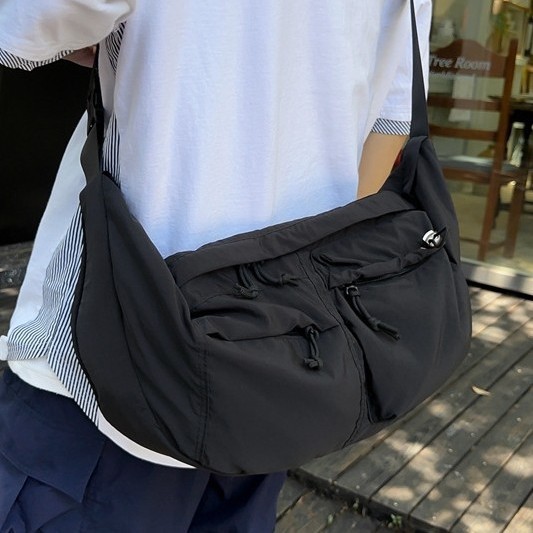 Japanese-style large-capacity commuter bag, crossbody bag, female art student class bag, male postman bag, casual and versatile single-shoulder bag Application Scenario