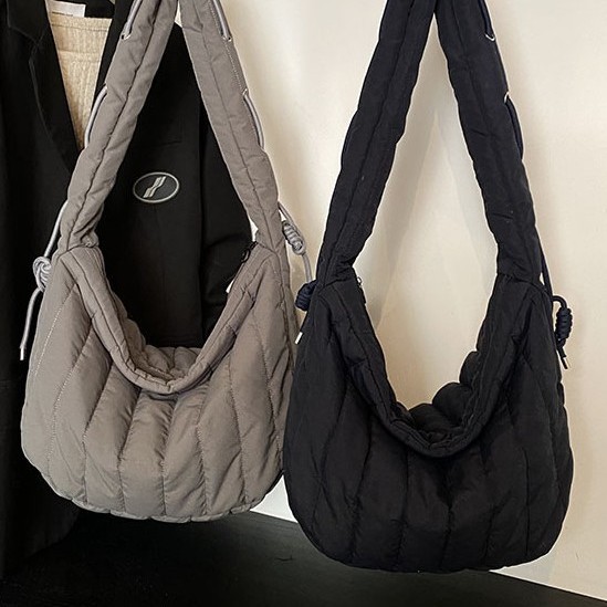Large-capacity 2024 new autumn and winter single-shoulder crossbody bag, casual cotton-padded jacket bag, versatile women's commuter underarm tote bag full figure