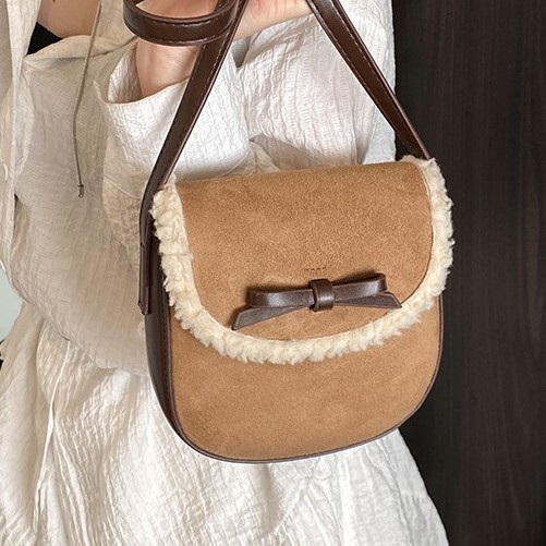 Color-blocking fashionable bow crossbody bag 2025 new matte texture plush backpack, a niche design handbag Application Scenario