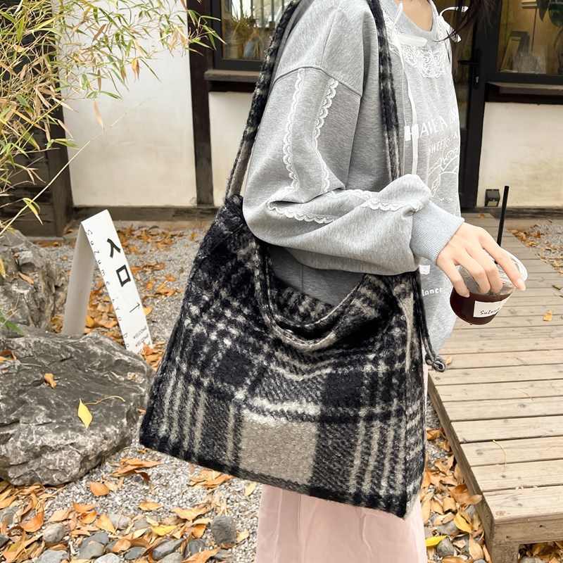 Large-capacity checkered bag for women, new 2024 trendy autumn and winter versatile casual single-shoulder bag, school-style woolen tote bag full figure