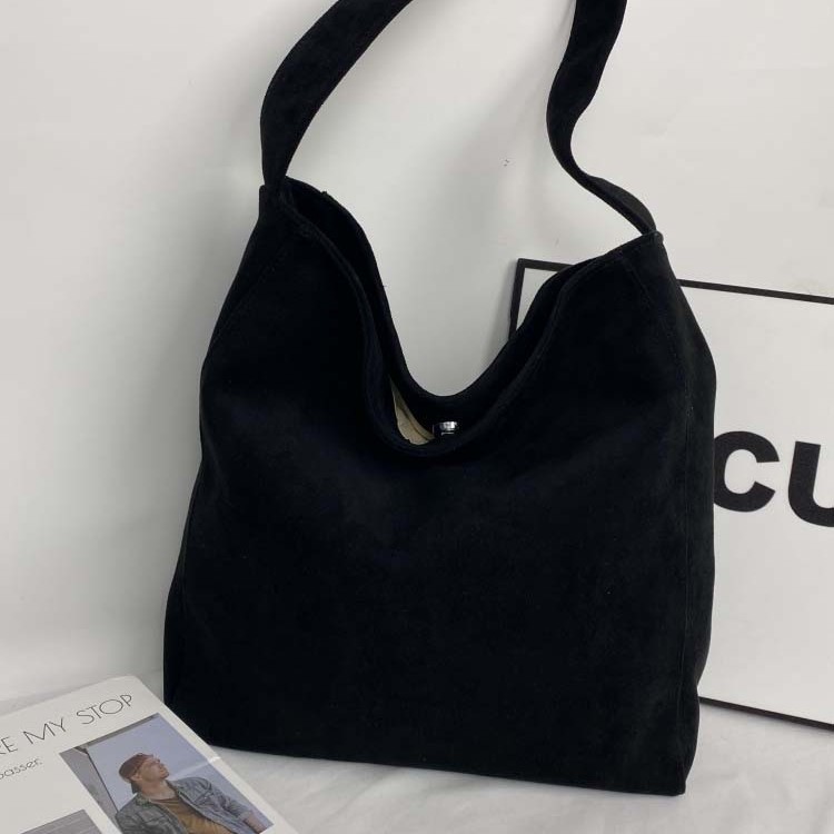 New autumn and winter suede matte texture laid-back style Korean niche casual large-capacity solid color single-shoulder tote bag Application Scenario