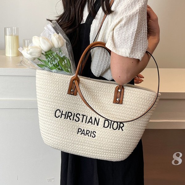 Cross-border 2025 Autumn New high-end, fashionable and versatile single-shoulder bag, women's large-capacity straw woven bag, tote bag Application Scenario