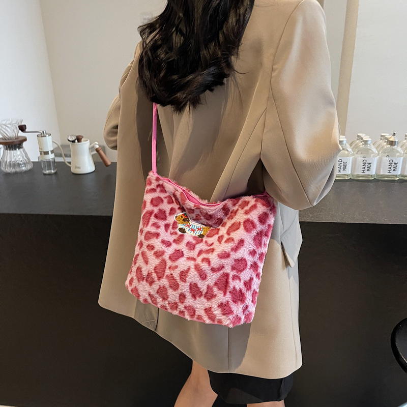 This year, the trendy leopard print plush bucket bag is in vogue. It's a versatile, simple and casual bag with a single shoulder and underarm details Picture