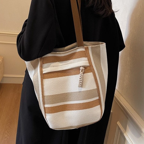 2024 New large-capacity knitted bags, bucket bags, crossbody bags, women's bags, fashionable and versatile shoulder bags, tote bags Application Scenario