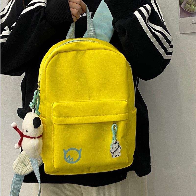 Simple and casual, for primary school, junior high school and college students, this Korean-style color-blocking, fresh and light backpack is lightweight and has a large capacity full figure