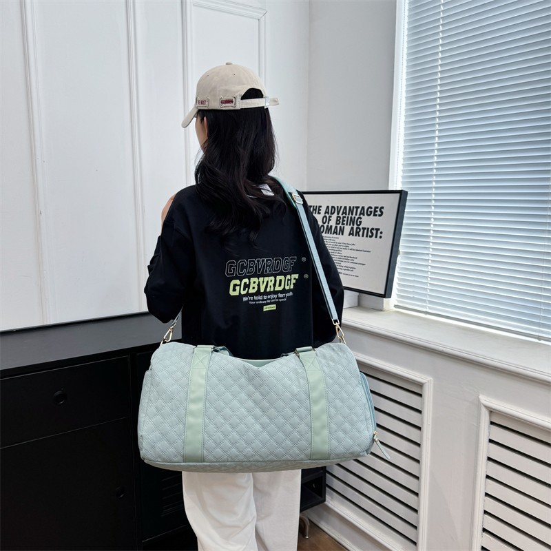 In-stock short-distance hand-held travel bags, large-capacity dry-wet separation sports and fitness bags, men's and women's boarding storage bags for going out Application Scenario