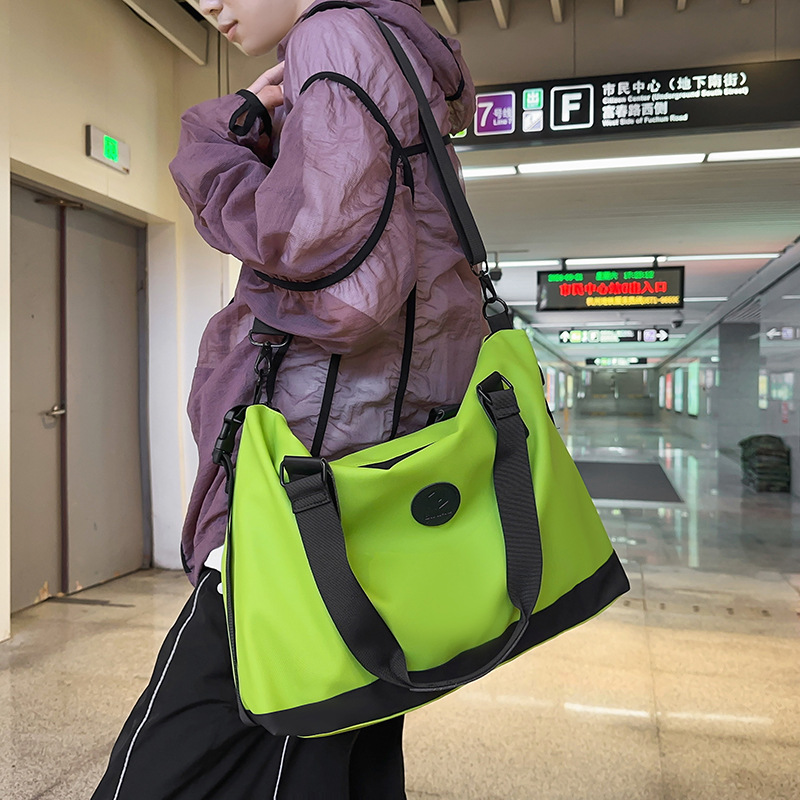 Outdoor sports crossbody storage bag, fashionable and lightweight hand-held travel bag for men and women, casual and simple large-capacity boarding bag Specification drawing