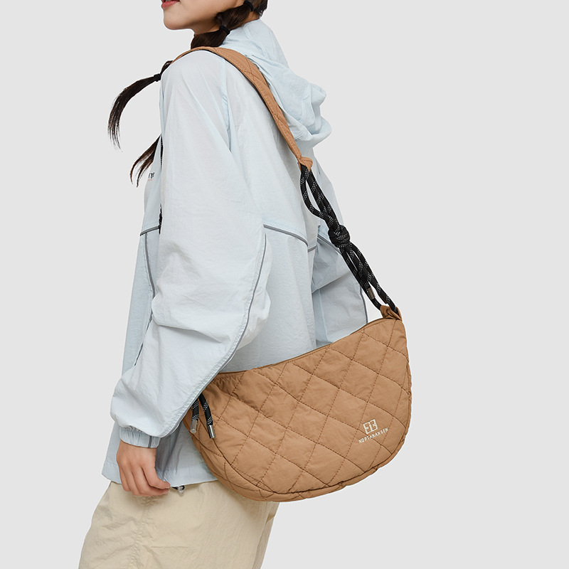 Large-capacity crossbody bag for women, simple large-capacity dumpling bag, new autumn and winter cotton-padded jacket bag, diamond-shaped embroidered thread single-shoulder bag full figure