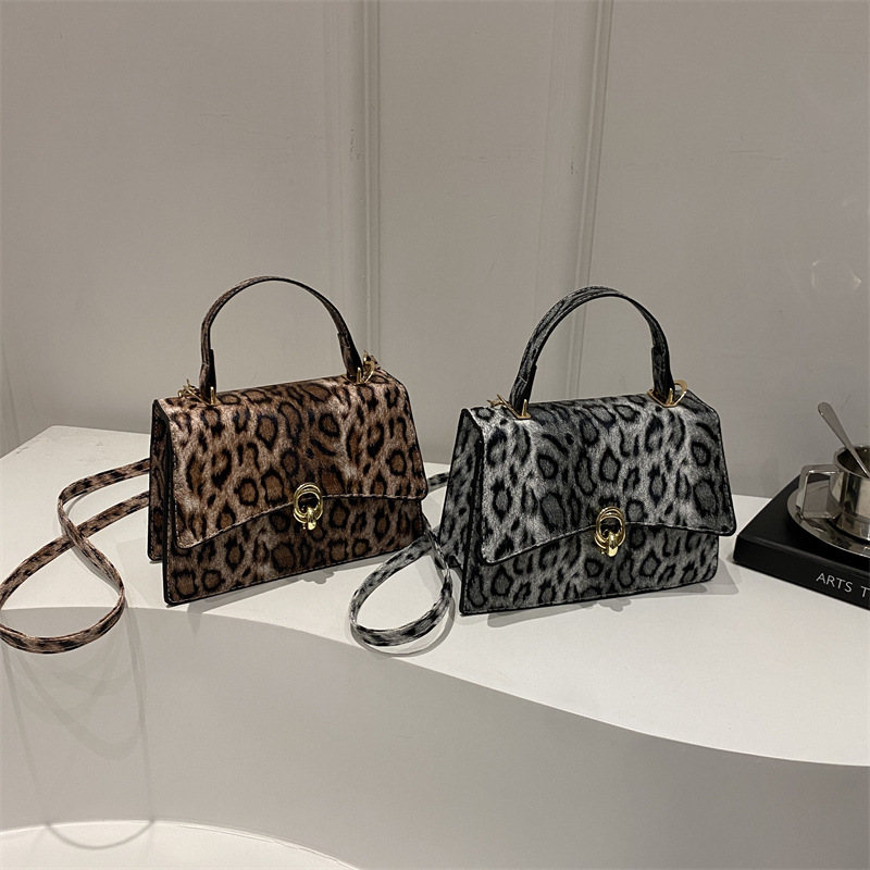 Cross-border trendy single-shoulder crossbody bag, fashionable and stylish bag, unique and niche design handbag for women, small square commuting bag Application Scenario