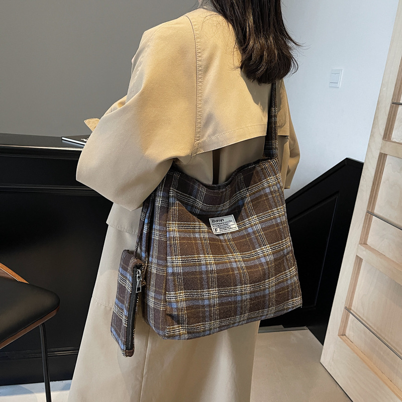 Artistic checkered large-capacity bag for women, 2024 new Korean version tote bag, student schoolbag, single-shoulder crossbody bag full figure