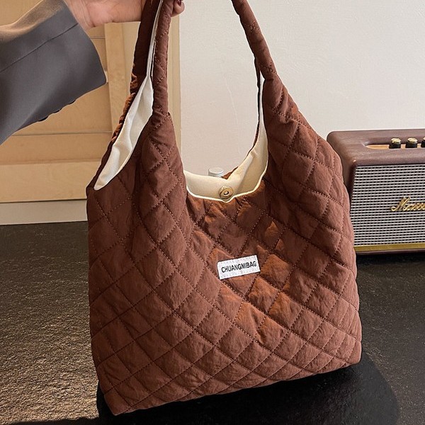 The new handbag features a large-capacity winter diamond underarm bag, a fashionable and retro casual shoulder bag, and a versatile tote bag for women full figure