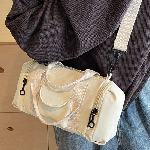 Spring's niche single-shoulder bag is a casual and fashionable highlight. It's a simple and solid-colored hand-held commuting pillow bag that is simple, individual and trendy details Picture