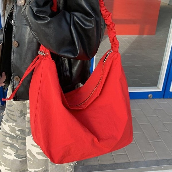 The waterproof nylon bag crossbody bag shines with a new versatile dumpling bag. It's a simple and versatile large-capacity single-shoulder bag for classes full figure