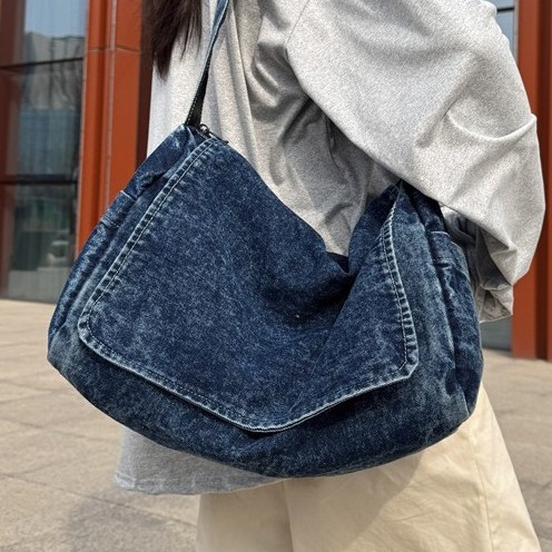 Japanese-style canvas bag for women, large capacity, laid-back style, lightweight messenger bag, versatile, artistic student class bag, crossbody bag for men Application Scenario