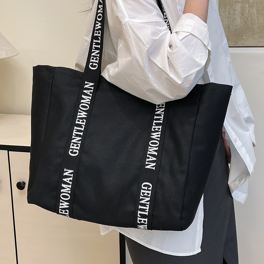 The 2025 new canvas bag for women is versatile, fashionable and of high quality. It is a large-capacity single-shoulder bag for commuting and can be carried for shopping Application Scenario