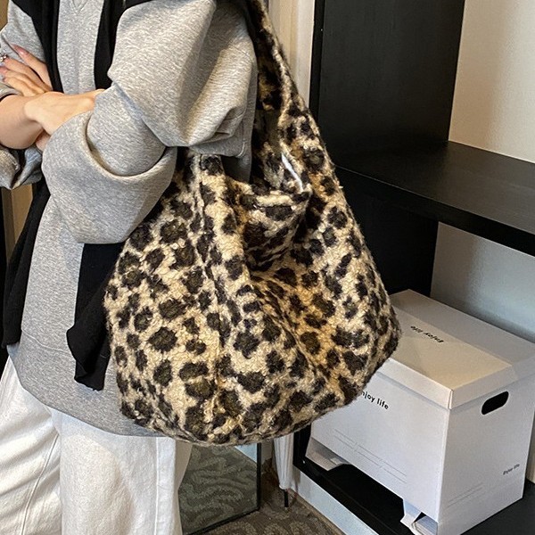 2024 New Korean InS-style woolen fabric, large-capacity single-shoulder underarm crossbody bag, woolen bag, cross-border leopard print Specification drawing