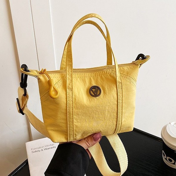 The 2025 new multi-color single-shoulder crossbody handbag is a casual and versatile mom shopping bag. The solid color shopping bag is versatile Specification drawing