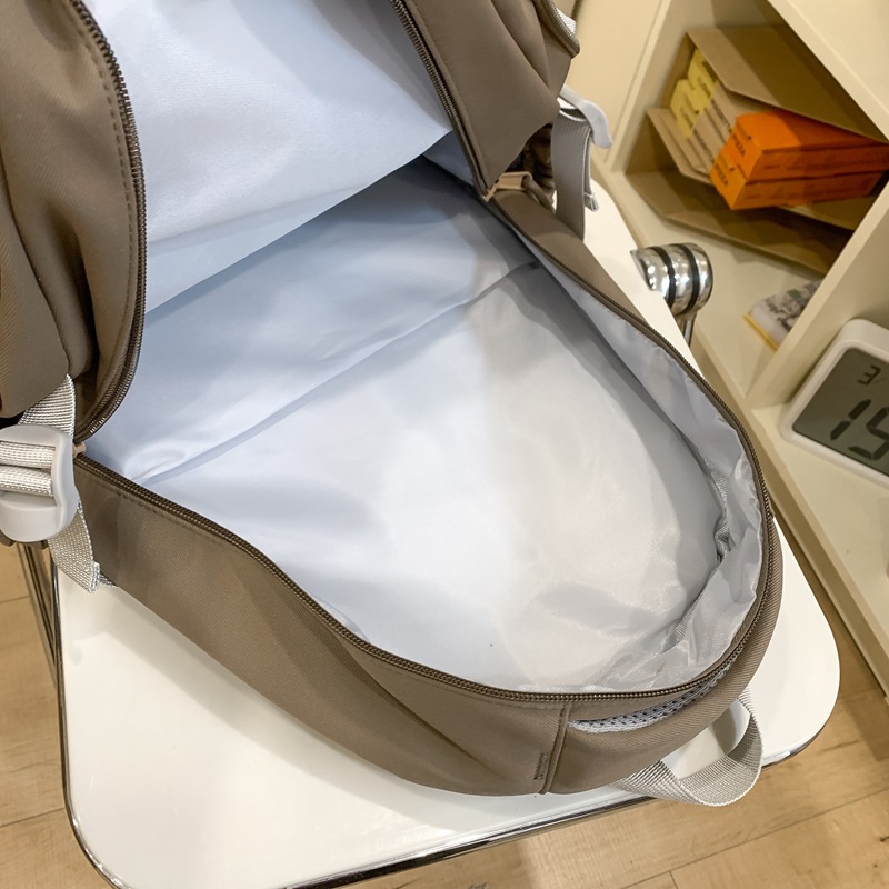 A new 2024 Korean version Instagram high-quality backpack for girls in grades three to six of primary and secondary school Application Scenario