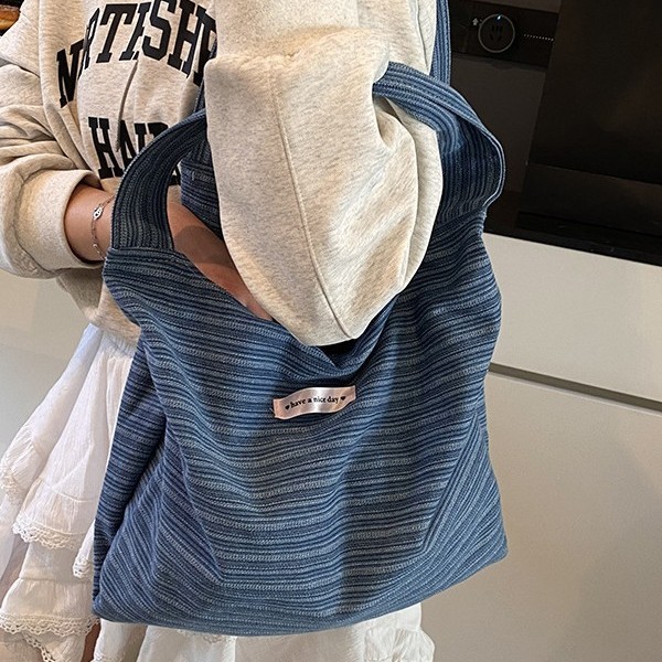 French-style single-shoulder bag, large-capacity commuting, country-style student portable shopping bag, handbag, commuting tote bag for work Application Scenario