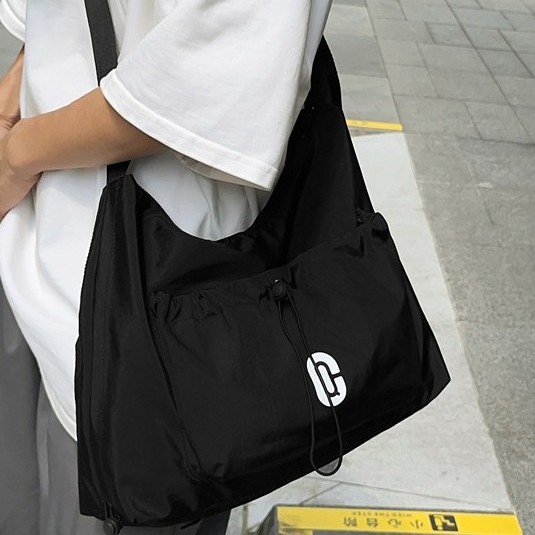 Large-capacity Japanese large-capacity commuter bag, simple and versatile, sporty travel couple style, messenger bag, crossbody bag Application Scenario