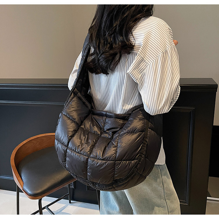 Korean style ins fashion down cotton large-capacity women's new 2024 winter niche cream puff cloud crossbody bag full figure