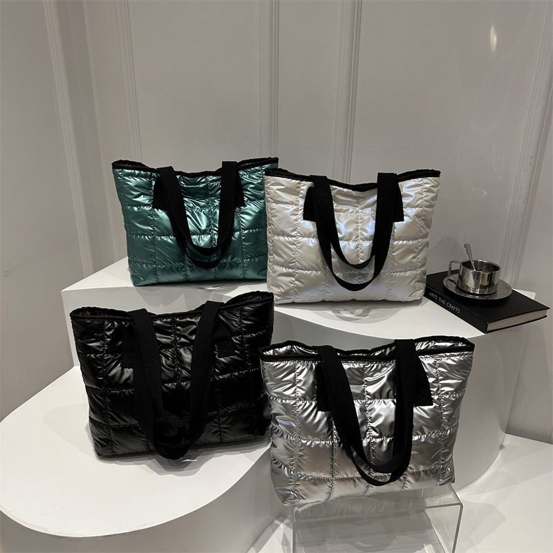 2024 New Hong Kong-style retro fashion handbag, cotton jacket bag, niche design, stylish single-shoulder underarm tote bag Application Scenario