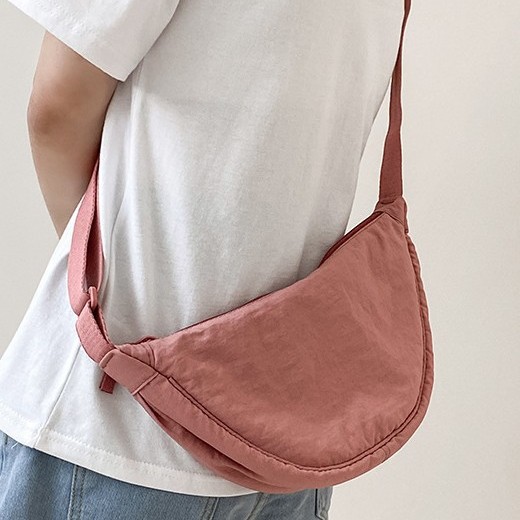 The new 2024 autumn/winter collection features a lightweight and versatile crescent-shaped bag, a large-capacity solid-color single-shoulder crossbody bag, and a fashionable dumpling bag Application Scenario