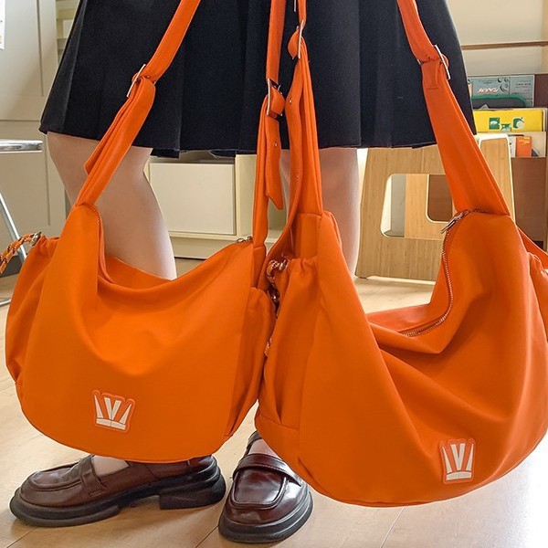 The new large-capacity commuting single-shoulder bag is versatile and easy to use for classes. It is also a casual crossbody bag with a school style Application Scenario