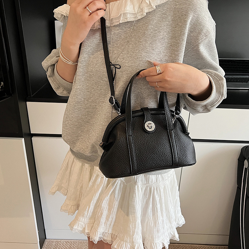 A new, trendy and fashionable single-shoulder crossbody bag for women in 2025, featuring a high-end, light luxury and niche hand-held shell bag Application Scenario