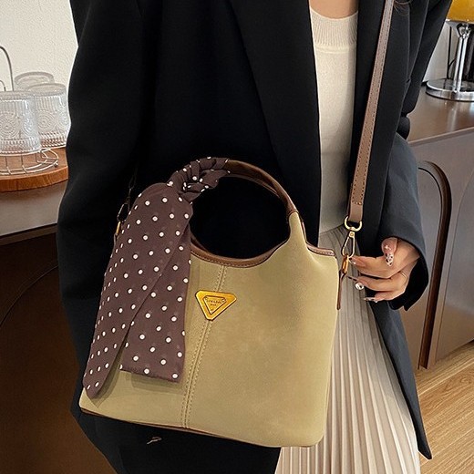 The retro-textured small handbag for women's 2024 autumn and winter is a super popular and versatile commuter quality crossbody bag Application Scenario