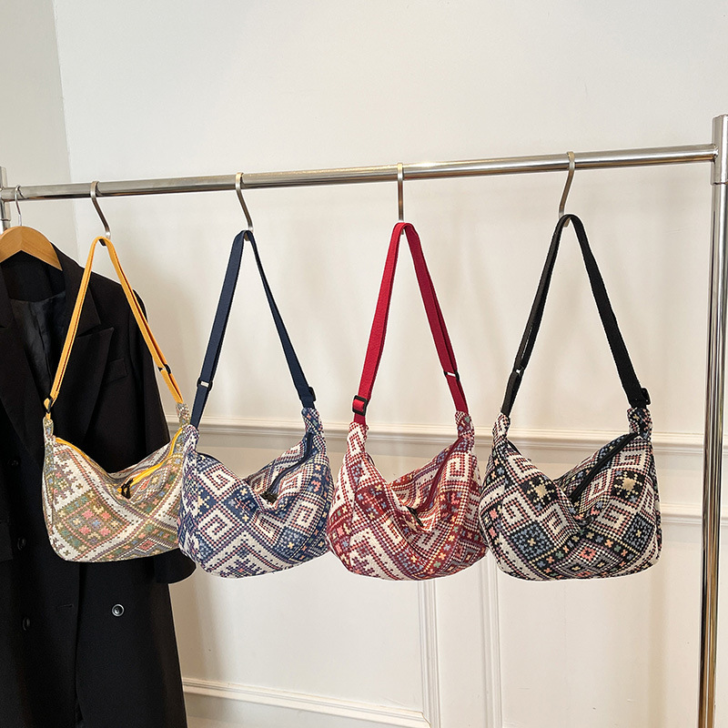 Crossbody bag for women, high-end and stylish, large-capacity women's bag, versatile. Single-shoulder bag for female students going out to play, ethnic-style bag Application Scenario