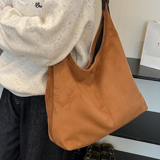 The 2024 new simple and retro large-capacity frosted underarm tote bag for women is a trendy autumn and winter hand-held shoulder bag Application Scenario