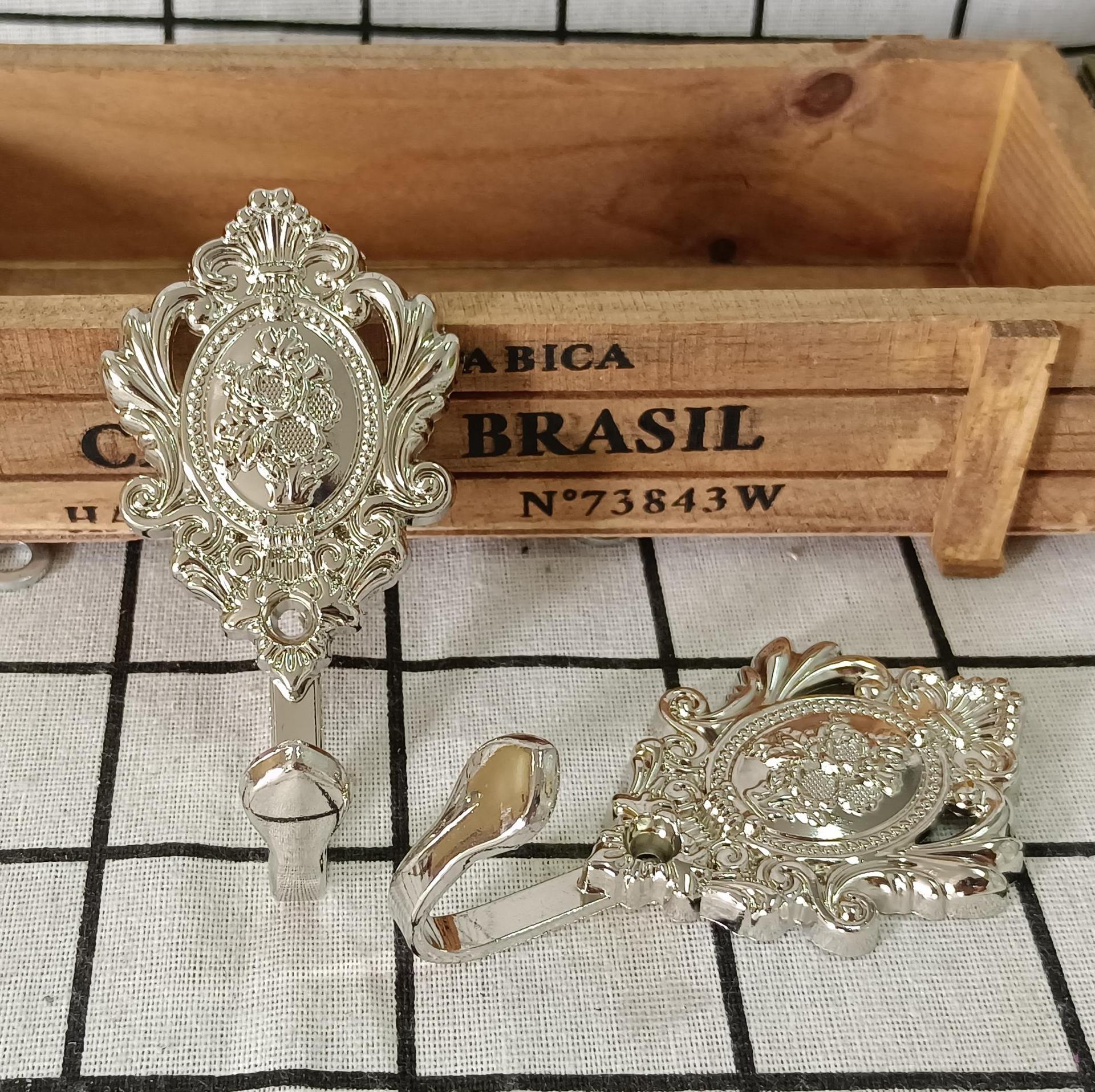 Factory direct sales of curtain hooks, European-style zinc alloy fan-shaped hooks, cross-border bath curtain hooks, door and window hooks, and coat hooks Application Scenario