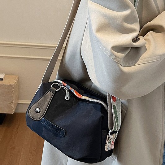 Spring New 2025 Fashion and simple design crossbody bag, fabric material, single-shoulder bag, trendy women's bag design details Picture