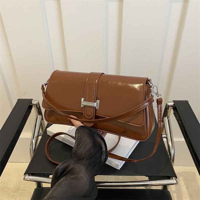High-end vintage French niche bag 2024 new women's bag, popular commuting single-shoulder underarm bag baguette bag full figure