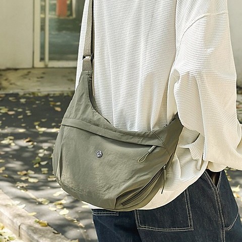 Crossbody bag for women 2025 New large-capacity single-shoulder bag, versatile for sports, dumpling bag for women, casual commuter messenger bag details Picture