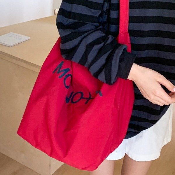 A new Korean-style laid-back canvas bag for girls with Instagram letters, a versatile large-capacity single-shoulder bag for casual commuting full figure