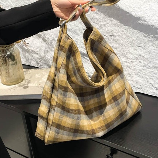 New high-end large-capacity checkered tote bag, versatile for commuting, class shoulder bag, and laid-back autumn and winter shoulder bag Application Scenario