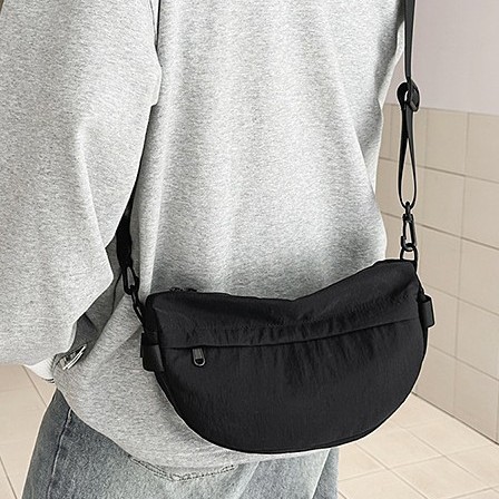 Versatile canvas bag for girls, 2024 new niche design, large-capacity student sports crossbody bag, class dumpling bag details Picture